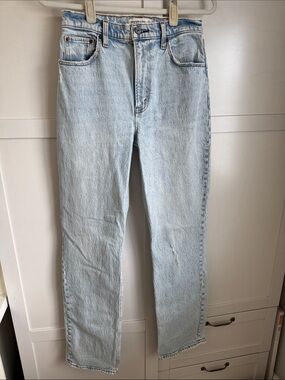 Abercrombie & Fitch Light Blue the 90s straight ultra high-rise jeans. Size 4L.